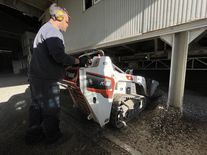 Bobcat Mini Track Loader Proves to be Ideal Solution in Glass Recycling and Treatment Plant in Spain
